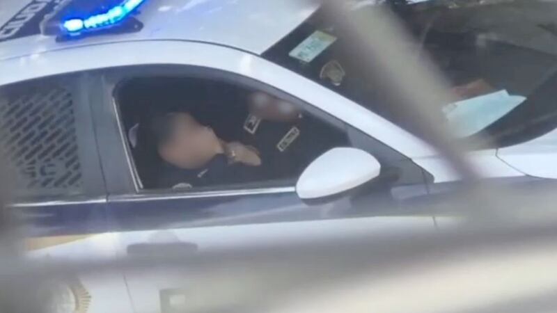 VIDEO. ¿Cuál es la sansión para los policías grabados teniendo relaciones en una patrulla?