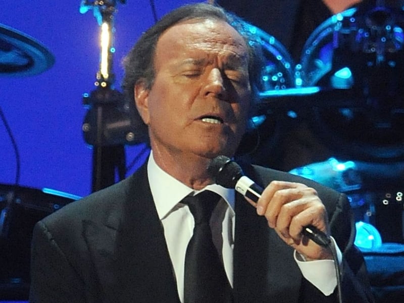 Fiscalía española archiva denuncia contra Julio Iglesias por agresión sexual