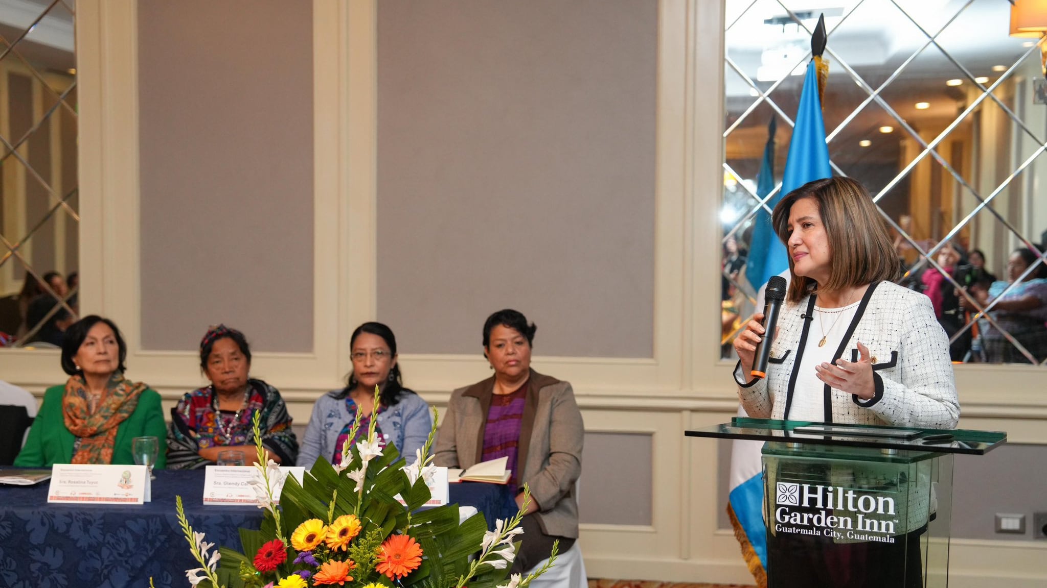 La vicepresidenta Karin Herrera durante el “Encuentro internacional de mujeres y mujeres indígenas en la región latinoamericana”.