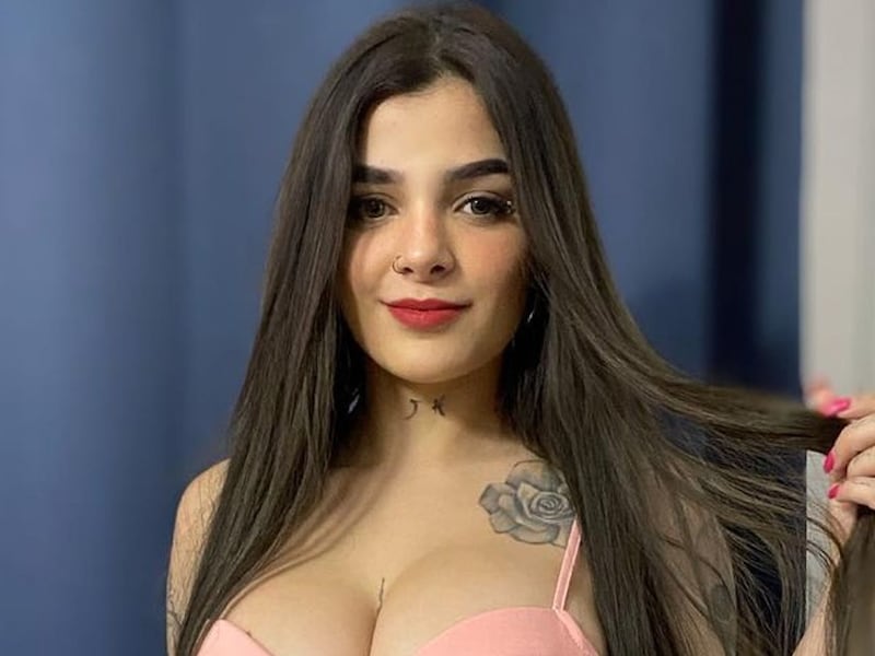 Karely Ruiz recibe críticas por su aspecto al lucir diminuto bikini