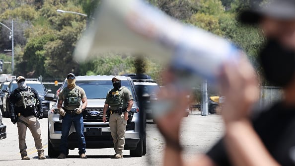 Agentes de ICE frente al Dodger Stadium