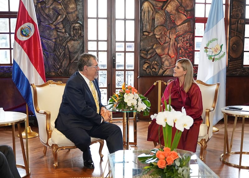 El presidente Bernardo Arévalo junto con la presidenta electa de Costa Rica,  Laura Fernández previo a la investidura.