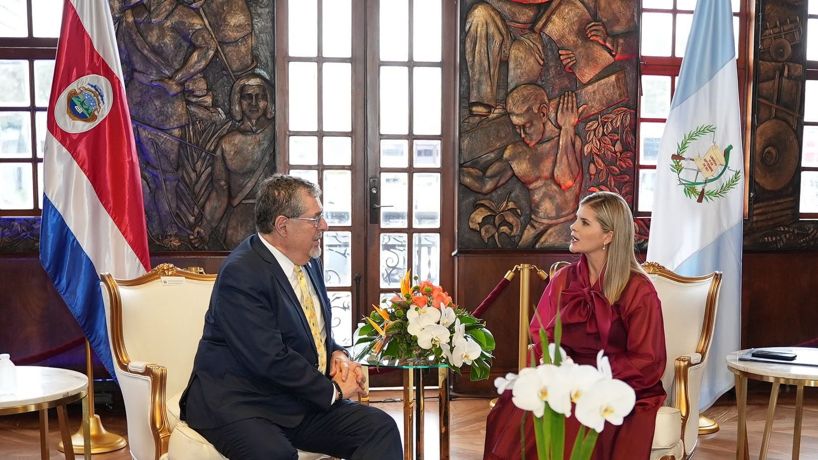 El presidente Bernardo Arévalo junto con la presidenta electa de Costa Rica, Laura Fernández previo a la investidura.