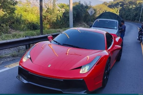 Conductor de picop “se distrae” por el tráfico y choca un Ferrari en Milpas Altas