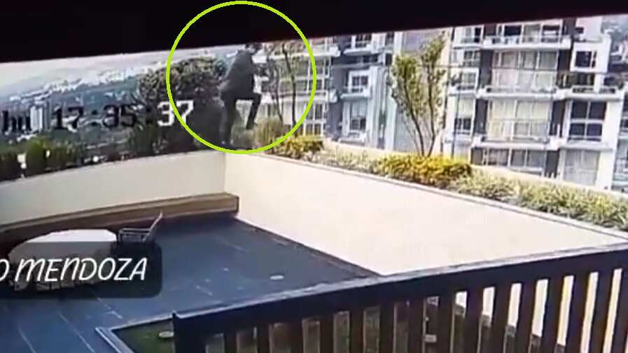 Las cámaras de seguridad grabaron el momento en el que el joven tomó la decisión de lanzarse.