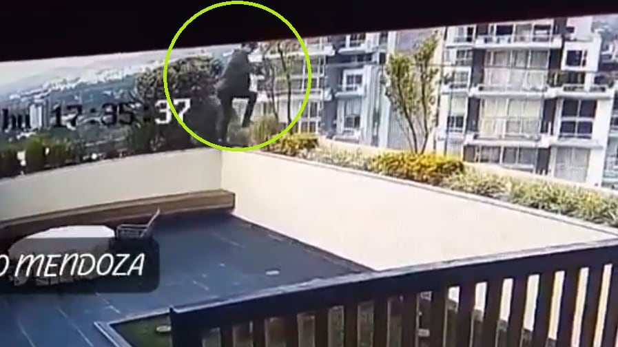 Las cámaras de seguridad grabaron el momento en el que el joven tomó la decisión de lanzarse.