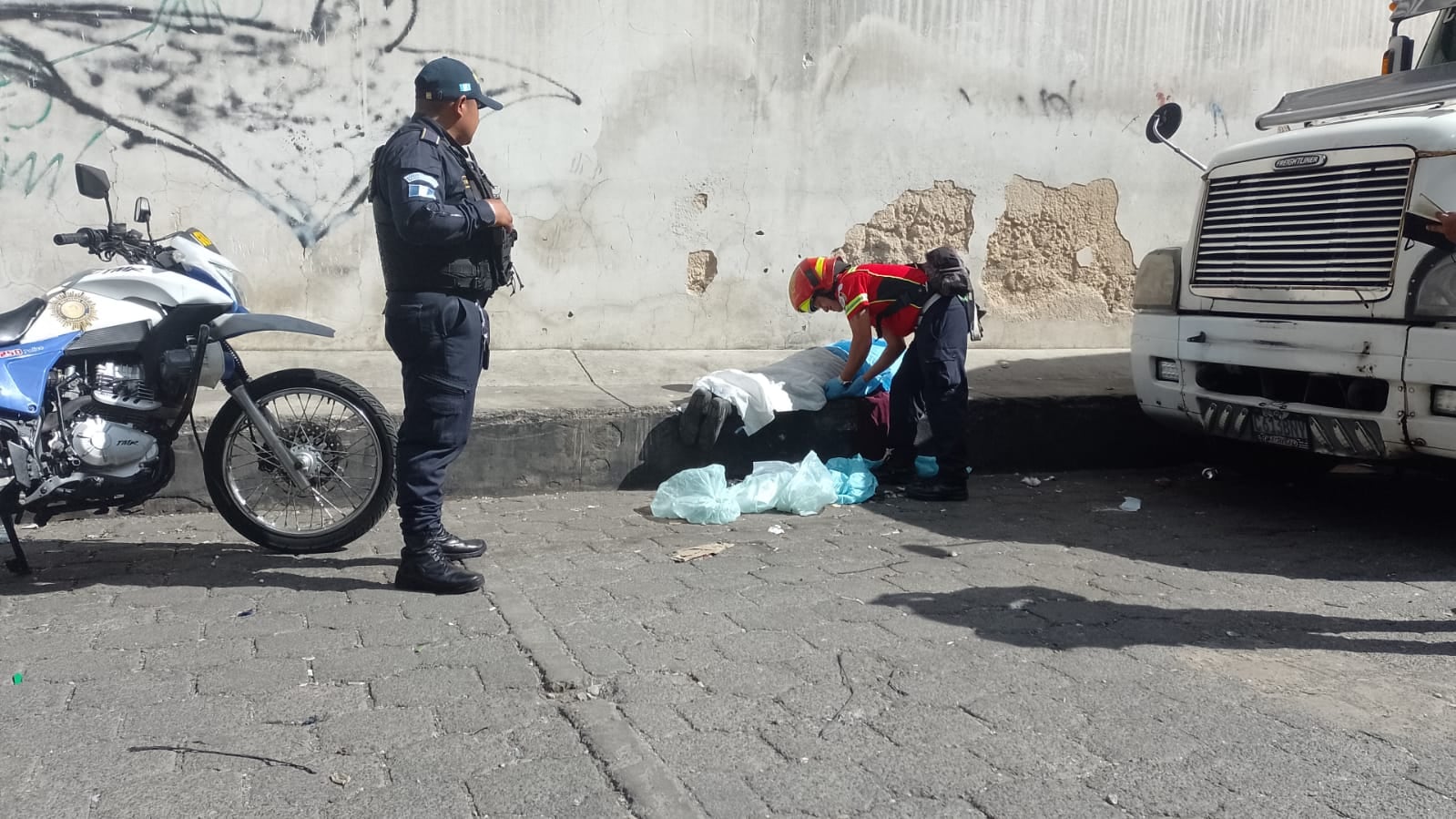 La víctima se encontraba en la vía pública. Foto: CBM