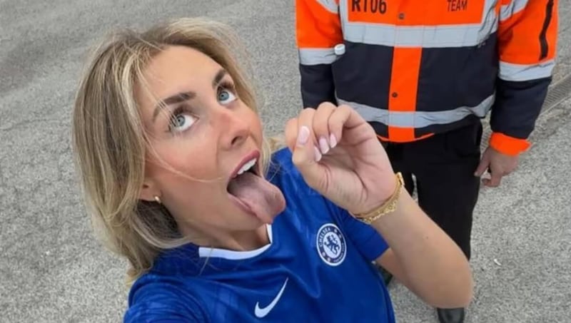 VIDEO. Modelo de OnlyFans iba a ofrecer “entretenimiento en vivo” en un estadio y así fue expulsada del partido