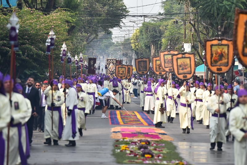 Jesús Nazareno del Consuelo de la iglesia La Recolección recorre el Centro Histórico.