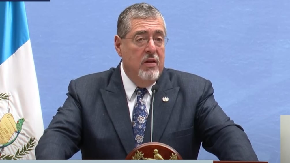 Bernardo Arévalo durante una conferencia por los motines en las prisiones.