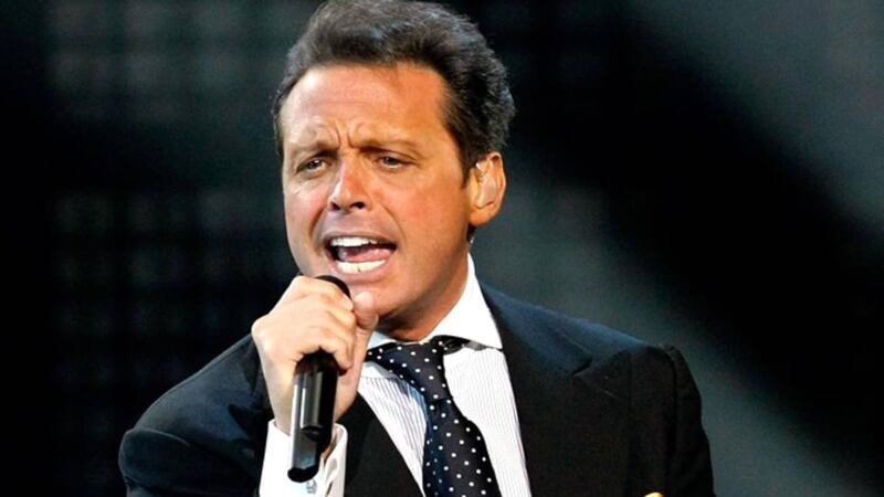 Luis Miguel rompe en llanto en pleno concierto, ¿qué le pasó?