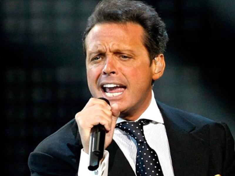 Luis Miguel rompe en llanto en pleno concierto, ¿qué le pasó?