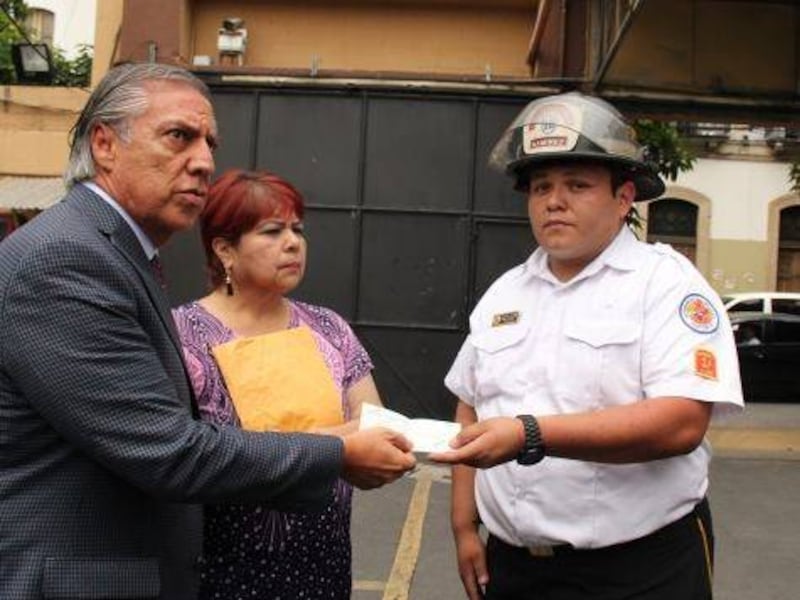 Diputado Luis Fernando Montenegro dona su salario a los Bomberos Voluntarios