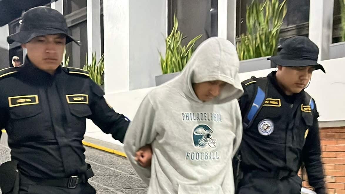 Capturado en el cementerio La Verbena con pistola ilegal. Foto: PNC