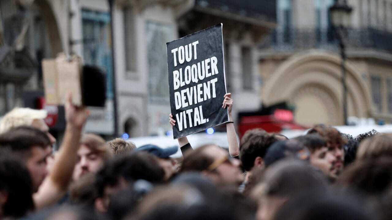 Miles de personas protestas por las restricciones económicas y la política presupuestaria del Gobierno. (Foto: France 24)