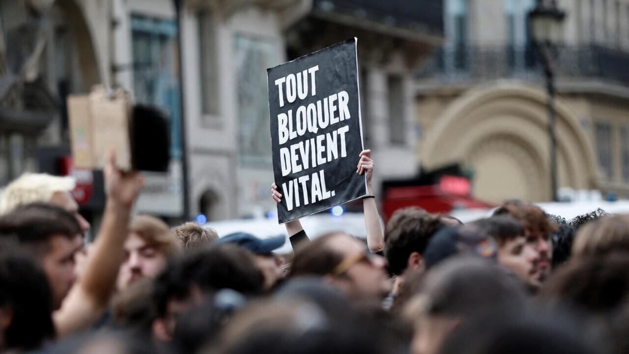 Miles de personas protestas por las restricciones económicas y la política presupuestaria del Gobierno. (Foto: France 24)