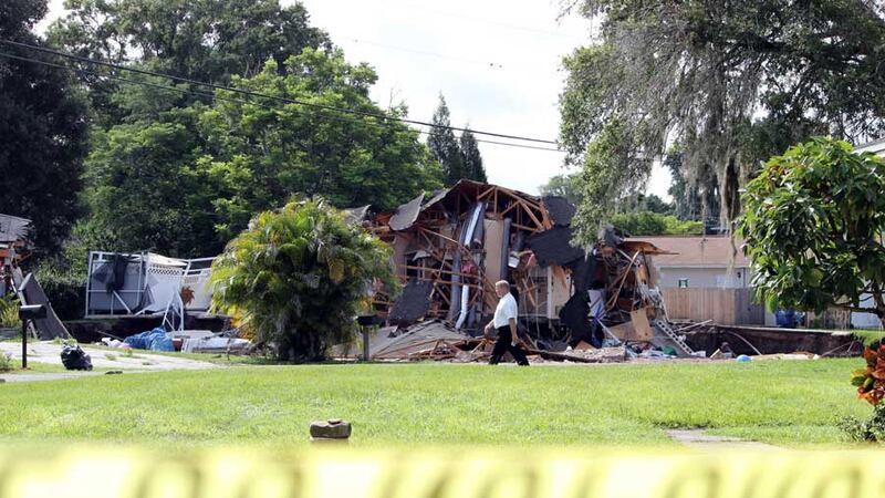 VIDEO. Un hoyo del tamaño de una piscina hunde dos casas en Florida