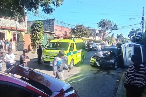 Carro volcado en la zona 12 tras accidente múltiple