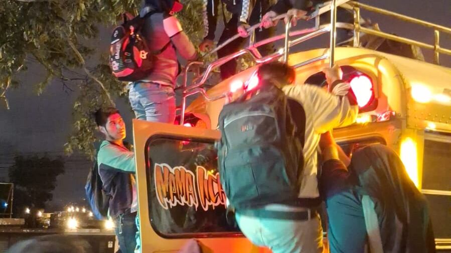 Cuatro autobuses multados con 3 mil quetzales por transportar viajeros en el techo.