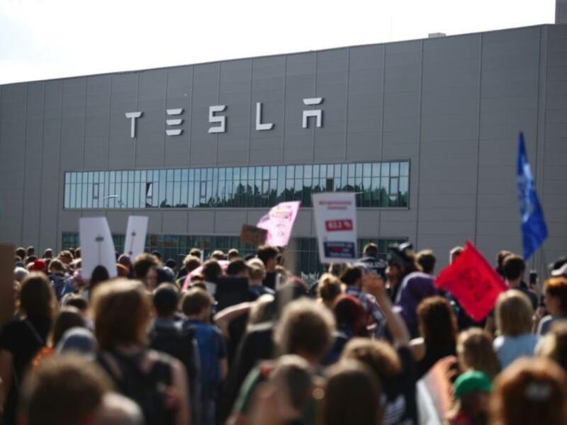 Reportan manifestaciones globales contra Elon Musk