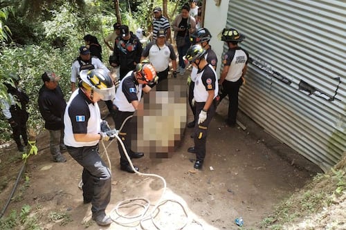 Bomberos Voluntarios recuperan el cuerpo de una persona sin vida en zona 6 de Mixco