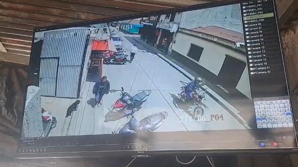 Menor fue sorprendida robando por una cámara de seguridad. Foto: PNC