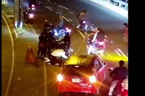 Peatón ingresa a carriles a recoger un artículo y termina atropellada