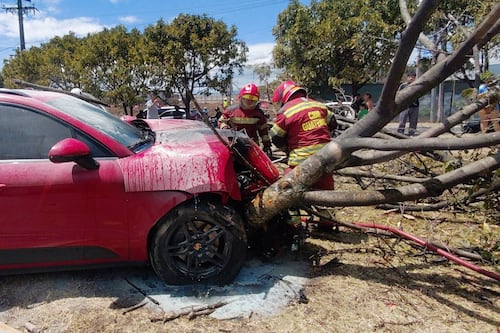 Tráfico imposible en la calzada Atanasio por accidente de carro deportivo de lujo