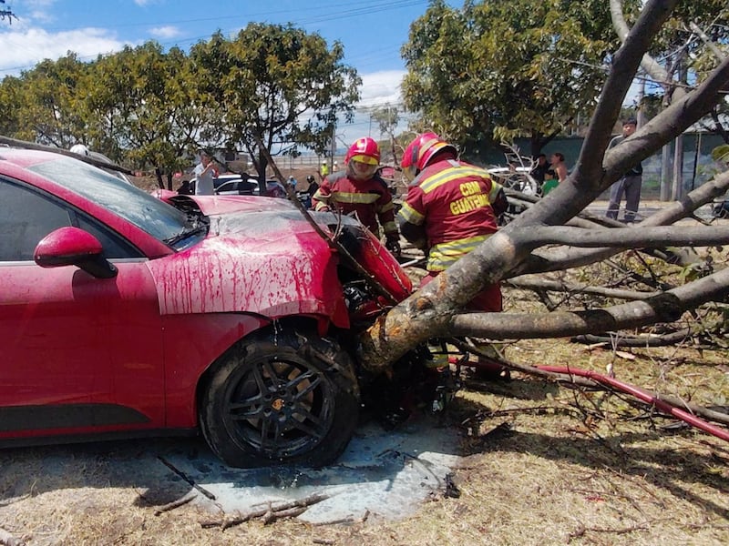 Tráfico imposible en la calzada Atanasio por accidente de carro deportivo de lujo