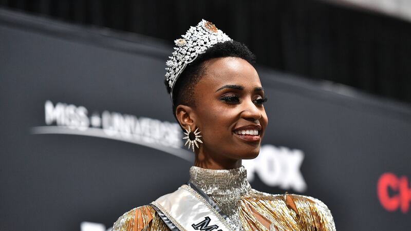 La Miss Universo 2019 se quita el glamour y se deja ver sin maquillaje, ¡así luce en realidad!