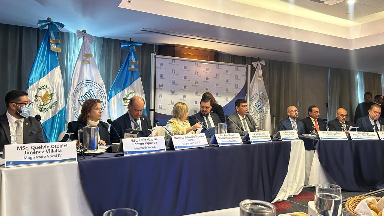 El TSE desarrolla la sesión mensual con representantes de los partidos políticos.