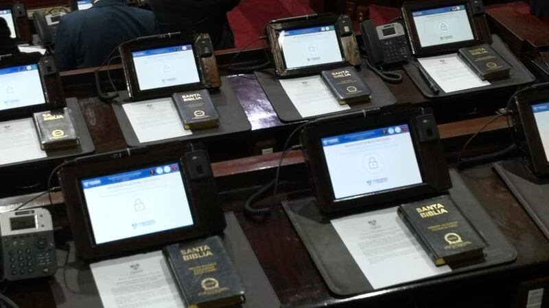 VIDEO. Diputados agradecen la Biblia con su nombre que les fue obsequiada en el pleno
