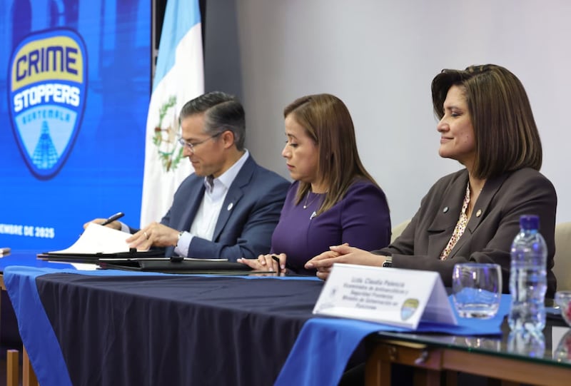 Carta de entendimiento entre Crime Stoppers, en la firma la vicepresidenta Karin Herrera, la titular de la SVET, Danissa Ramírez, junto con Salvador José Paíz, presidente de la Asociación Civil Ciudades Seguras, como representante de Crime Stoppers.