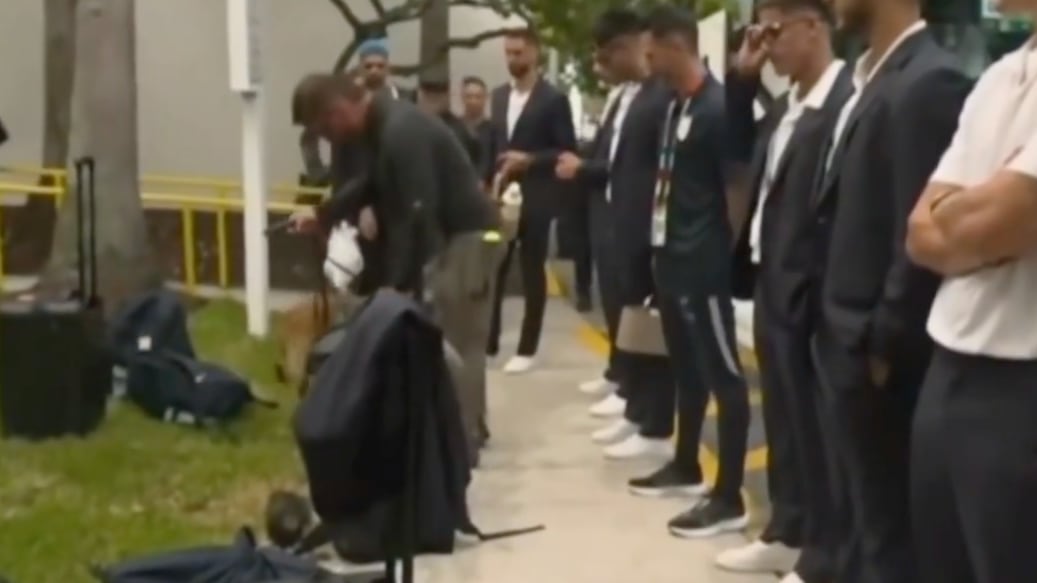 Autoridades revisan equipaje y pertenencias de la selección de Uruguay. Foto: RRSS