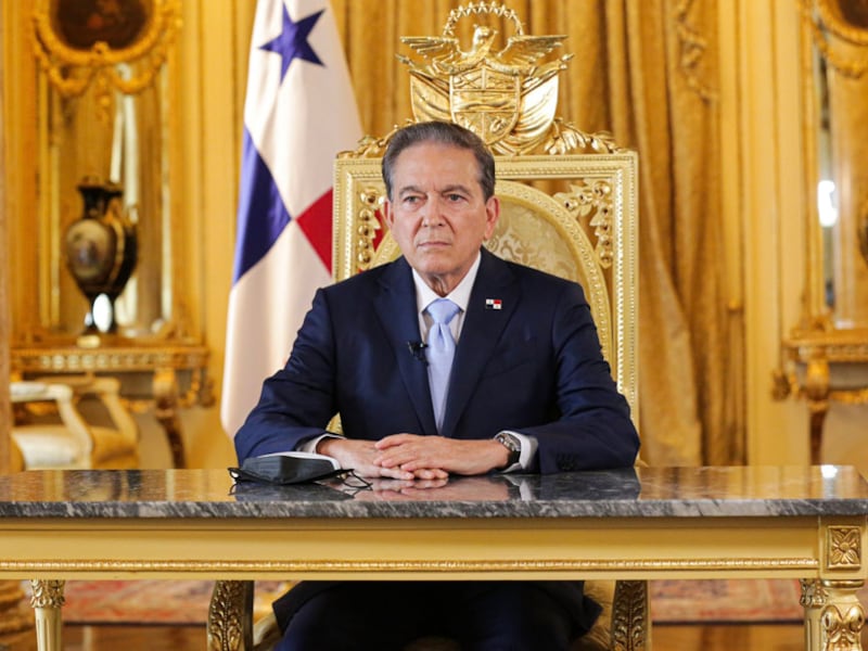 Presidente de Panamá: "Anuncio que he decidido ampliar la medida de congelar el precio del galón de combustible"
