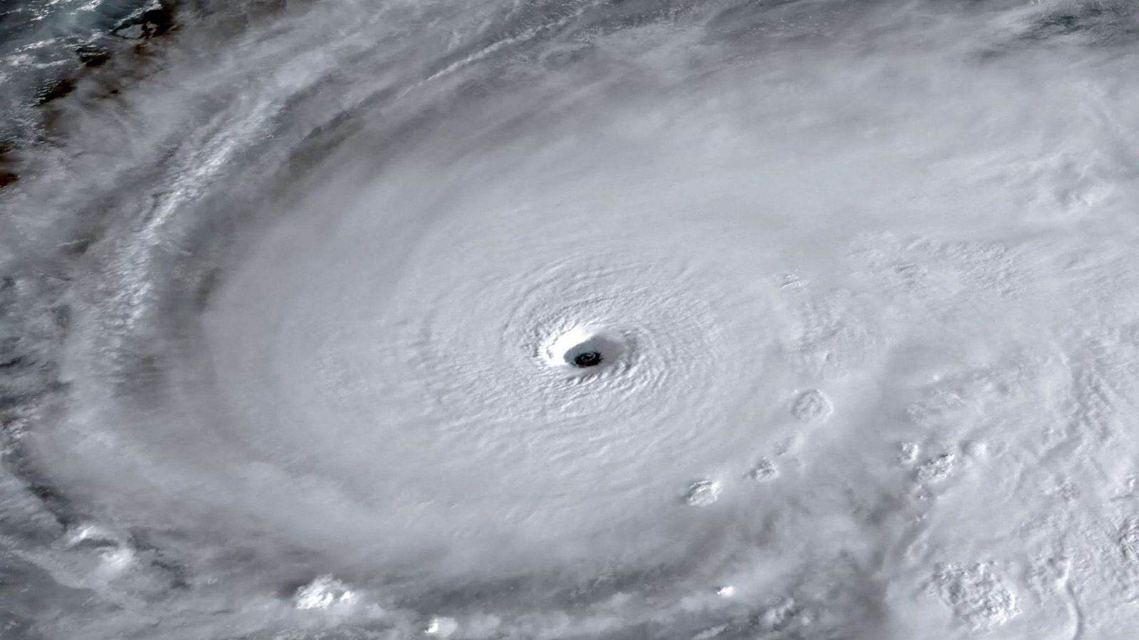 Es el tercer huracán más fuerte en azotar el Atlántico en más de un siglo. (Foto: Redes sociales)