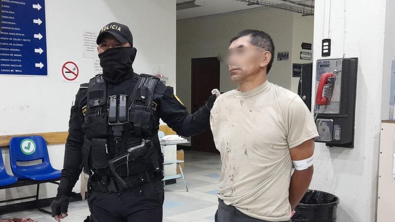 Un hombre sorprendido al cobrar extorsión le dispara a un policía