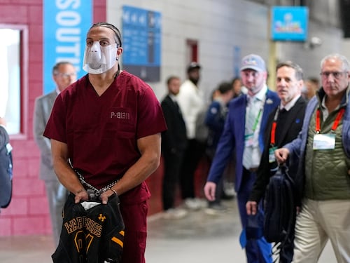 El jugador del Super Bowl que llegó esposado, descalzo y con atuendo de prisión al estadio