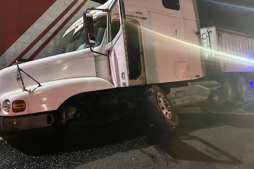 Video de momentos después de tráiler que derribó poste en Villa Nueva