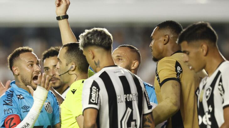 Le sacan tarjeta roja a Neymar por intentar la “Mano de Dios”