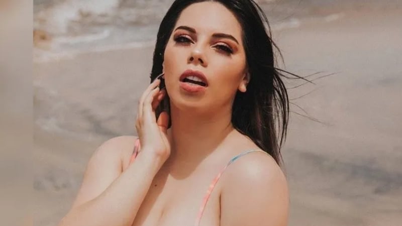 Lizbeth Rodríguez presume sus senos al borde de mostrarlo todo junto con su tatuaje íntimo