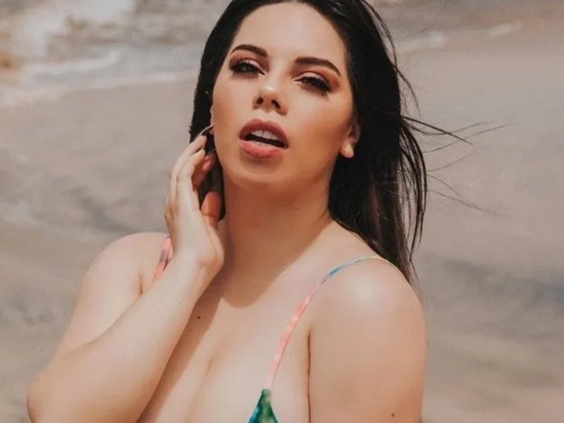 Lizbeth Rodríguez presume sus senos al borde de mostrarlo todo junto con su tatuaje íntimo