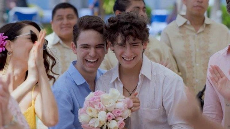 El actor Joaquín Bondoni sorprende con su extravagante look y enseñando el estómago