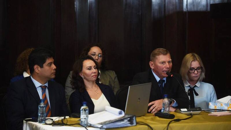 Familia Bitkov es escuchada por Comisión de la Verdad del Congreso