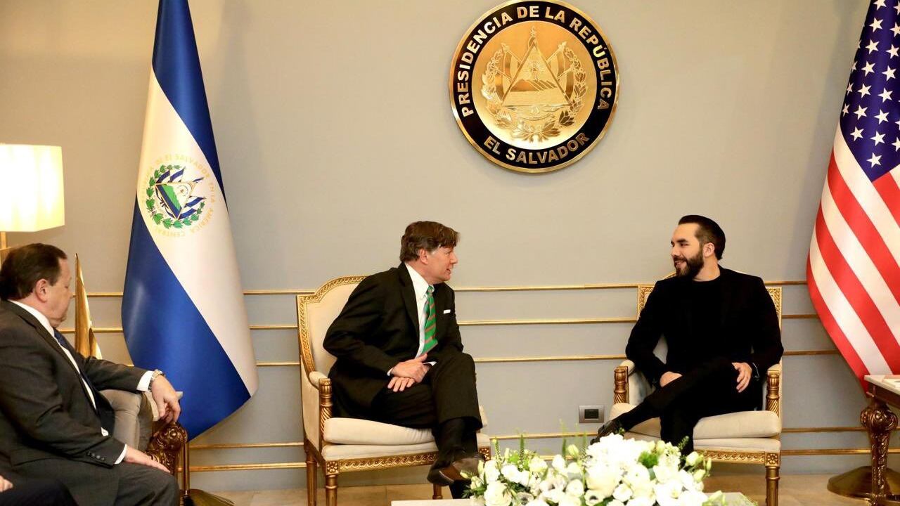 La reunión se tornó en conversar temas clave para ambos países y resaltó la sólida relación bilateral. Foto: Embajada de EE.UU. en ES.