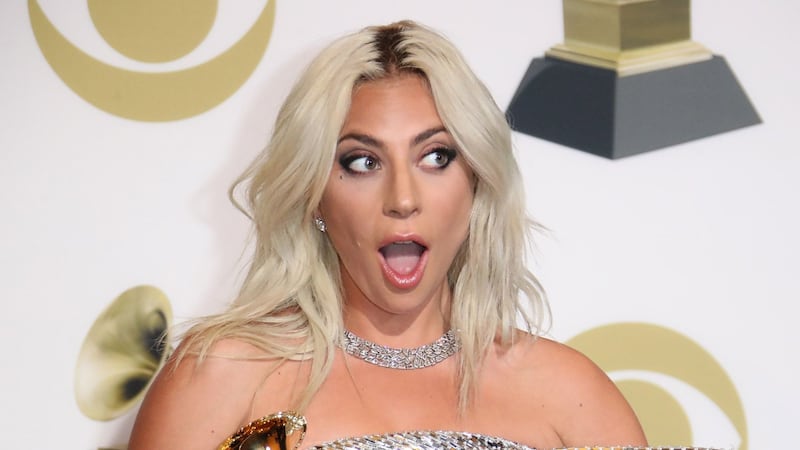 Lady Gaga luce provocativo escote en los Critics Choice Awards