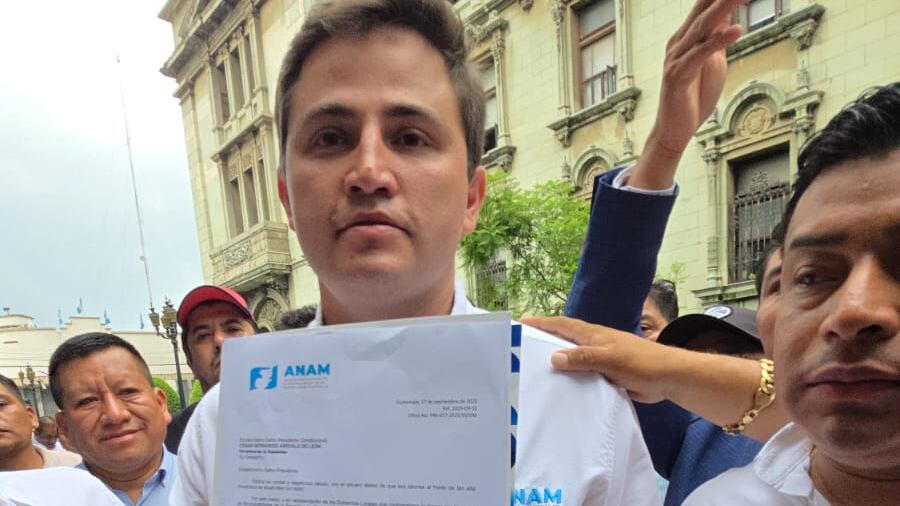 Sebastián Siero, presidente de la Asociación Nacional de Municipalidades, muestra la petición de sanción del Decreto 7-2025. Foto: Stanley Herrarte