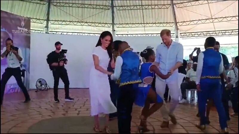 VIDEO. ¡Los pasos prohibidos! Los duques de Sussex sorprenden bailando salsa en su visita a Colombia