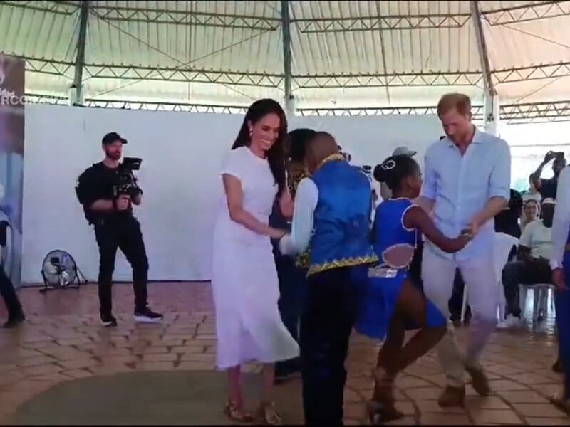 VIDEO. ¡Los pasos prohibidos! Los duques de Sussex sorprenden bailando salsa en su visita a Colombia