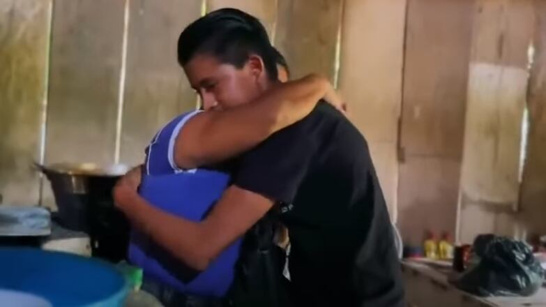 Farruko Pop le envía un mensaje a su familia por medio de una médium.